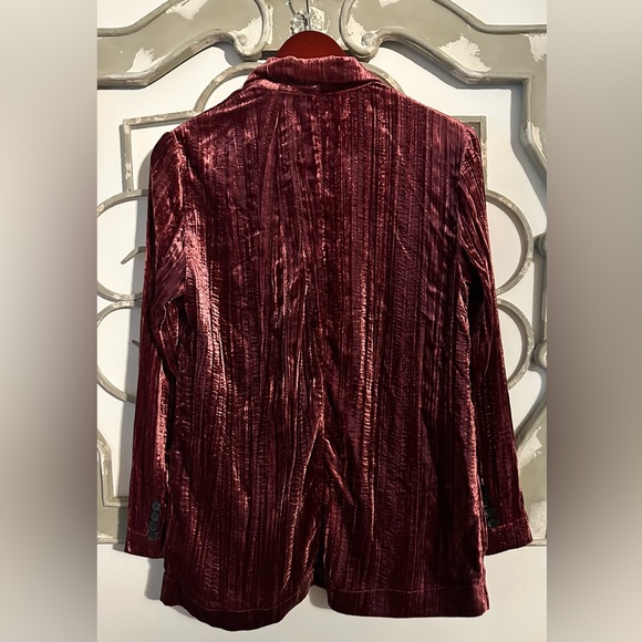 Kimchi Blue Gemma Velvet Blazer in Maroon - Picture 3 of 7